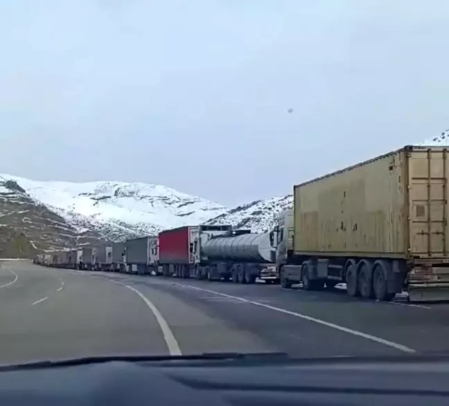 İran'dan kaynaklı sorun nedeniyle Hakkari'de tır kuyruğu oluştu