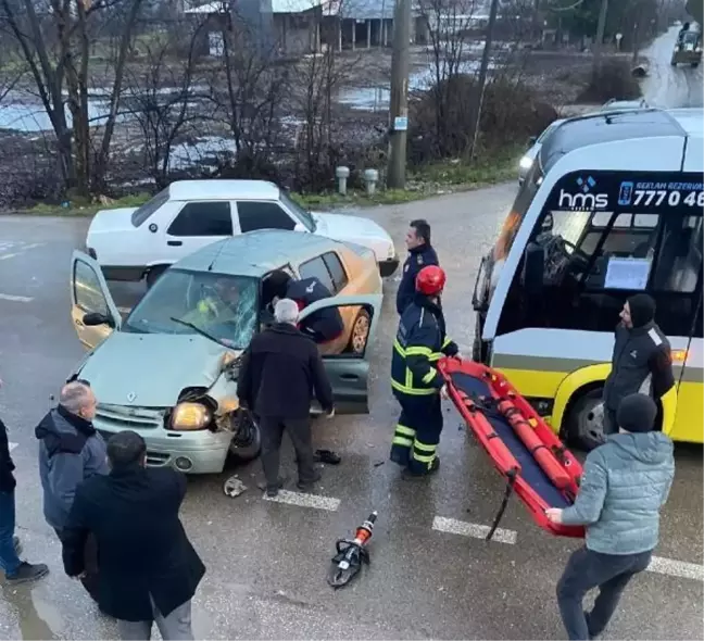 İnegöl'de halk minibüsü otomobile çarptı: 1 yaralı