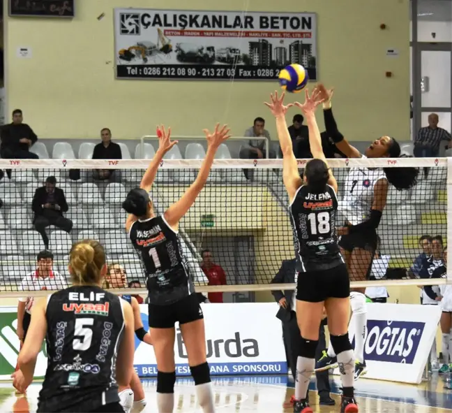 Halkbank, Çanakkale Belediyespor'u 3-1 Yendi