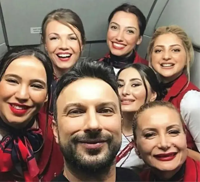 Tarkan'a Uçakta Yolculardan ve Hosteslerden Yoğun İlgi