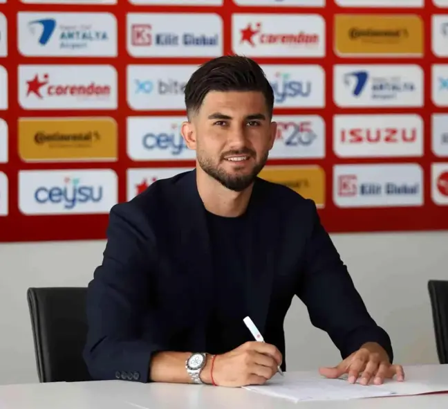 Antalyaspor'un yeni transferi Soner Aydoğdu resmi imzayı attı