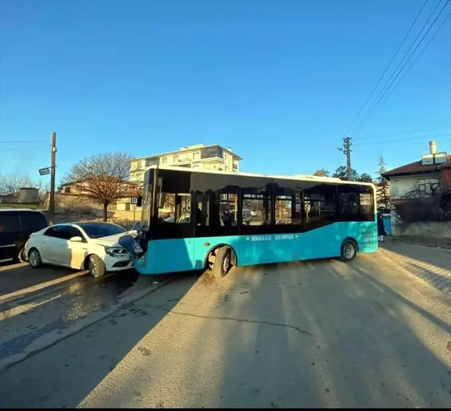 Kırıkkale'de Halk Otobüsü ile Otomobil Çarpıştı, 6 Yaralı