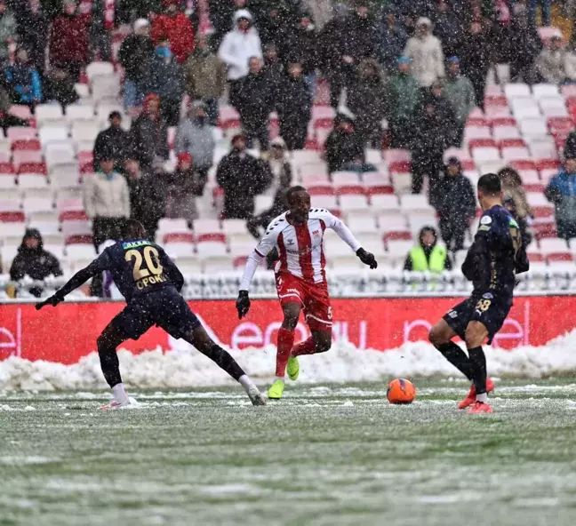 Sivasspor ve Kasımpaşa'nın Maçında İlk Yarısı 0-0 Berabere Sona Erdi