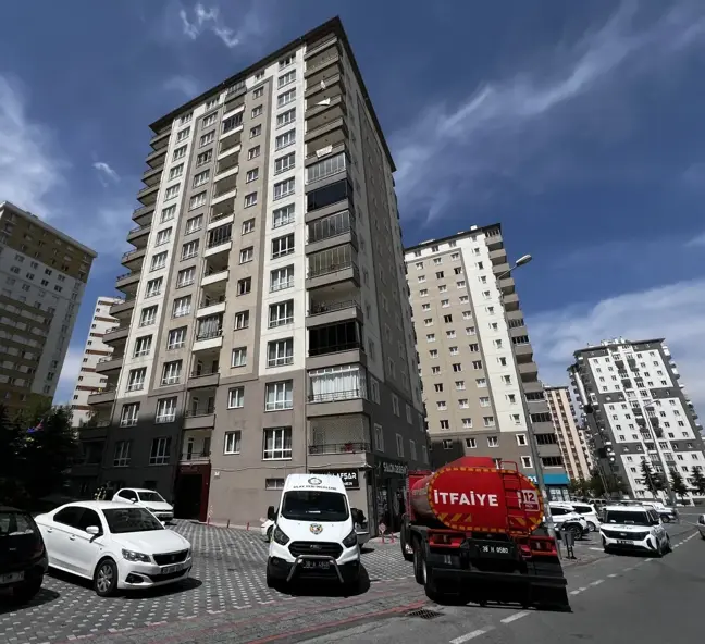 Kayseri'de 14 Katlı Binada Yangın, Bir Kişi Hastaneye Kaldırıldı