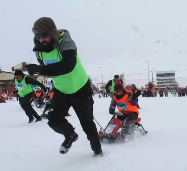 Erciyes'te Eşler Arası Kızak Çekme Yarışması Yapıldı