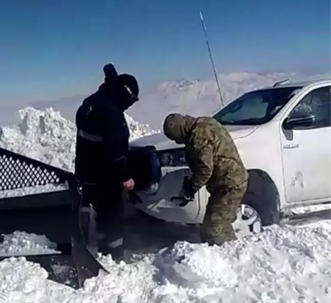 Kar ve tipide mahsur kalan ekipleri askerler kurtardı