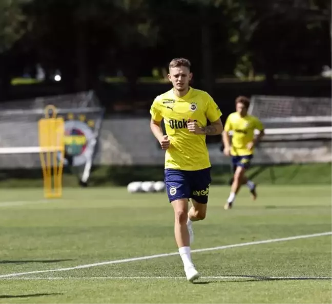 Fenerbahçe'nin yeni transferi Sebastian Szymanski ilk antrenmana çıktı