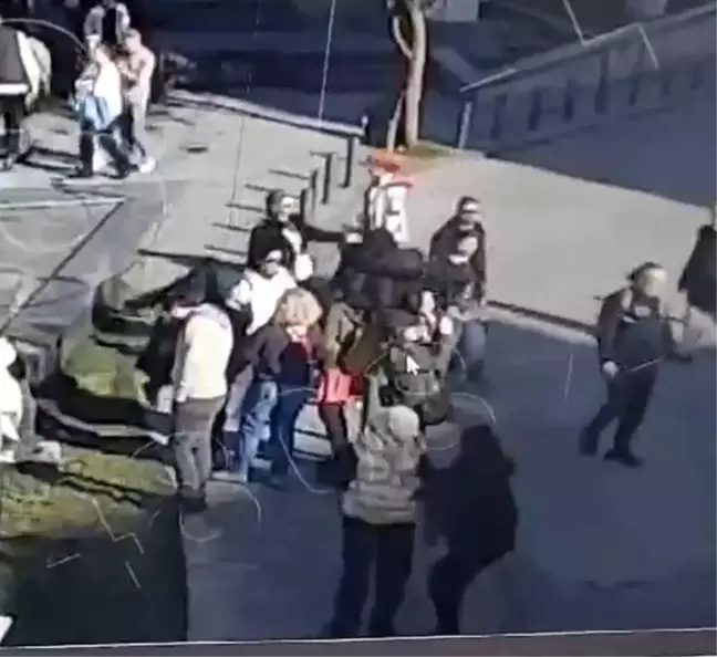 Şişhane Meydanı'nda Yankesicilik Yapan Kadın Güven Timleri Tarafından Yakalandı