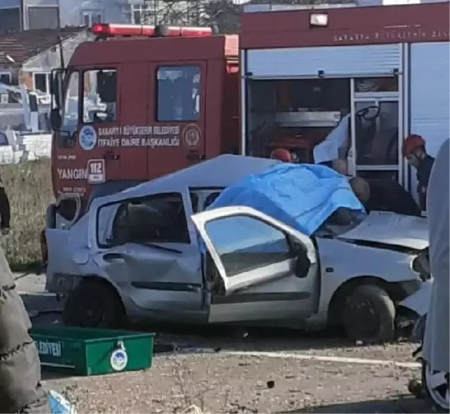 Kocaali'de kafa kafaya çarpışan otomobillerde 1 ölü, 2 yaralı