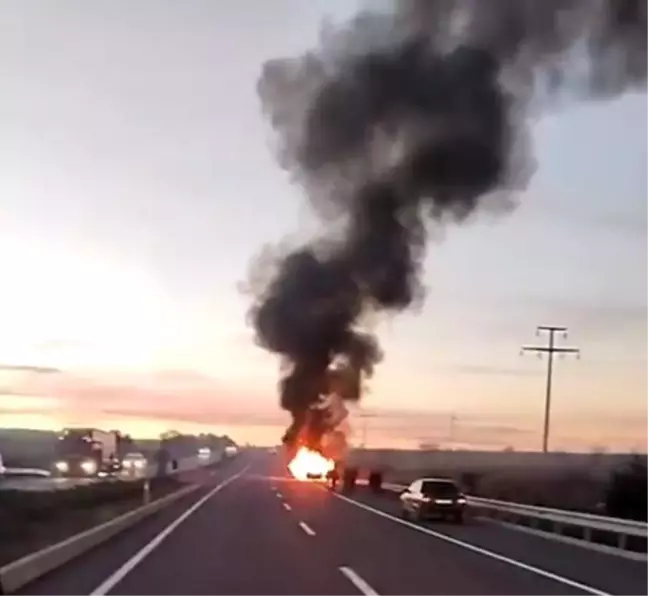 Edirne'de Seyir Halindeki Otomobilde Yangın Çıktı