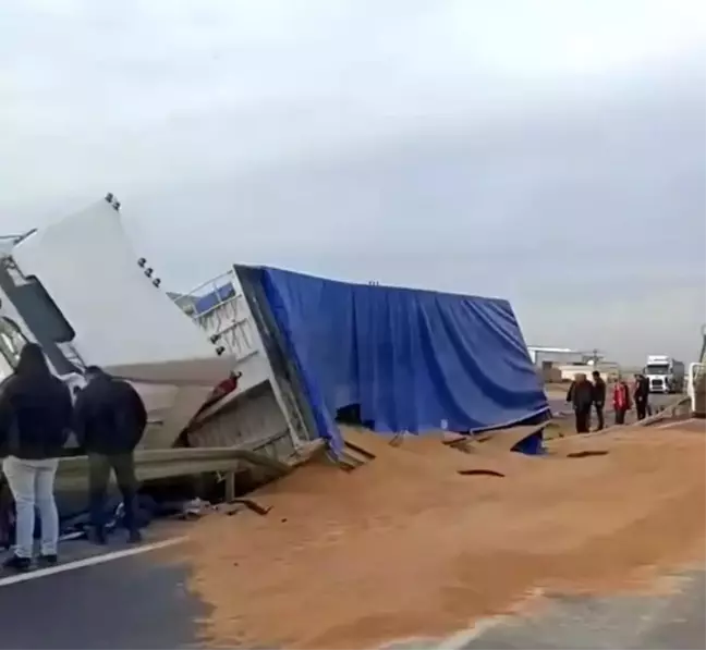 Mardin'de Tır Devrildi: 1 Yaralı