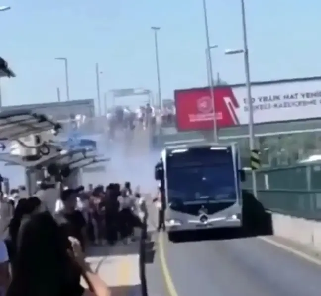 Üsküdar'da metrobüsten dumanlar çıktı, panikle yolcular tahliye edildi