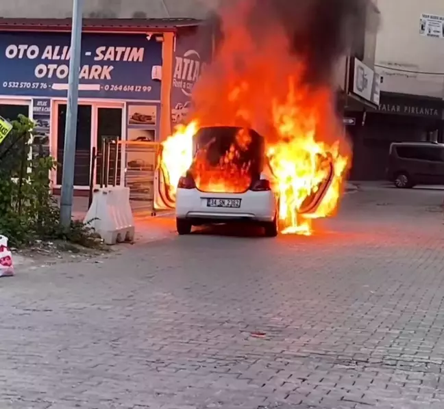 Hendek'te Park Halindeki Otomobil Yangınla Küle Döndü