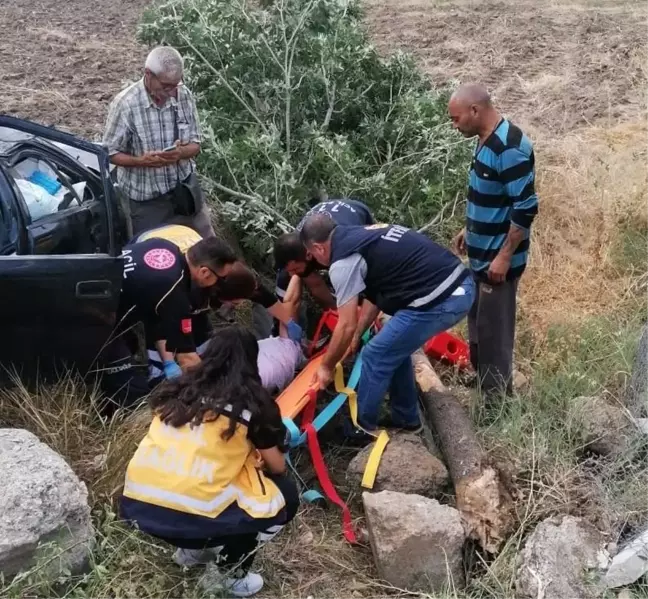 Son dakika haberleri... Otomobil şarampole devrildi: 2 yaralı