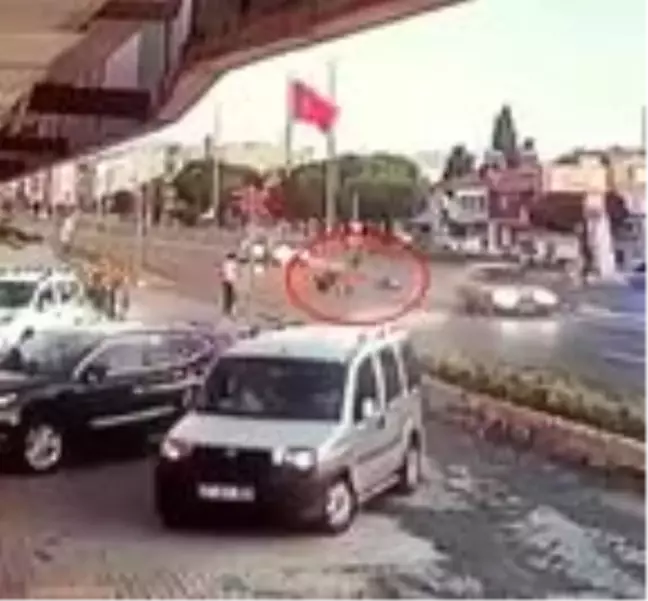 İzmir'de, motosiklet ile otomobilin çarpıştığı kaza kamerada