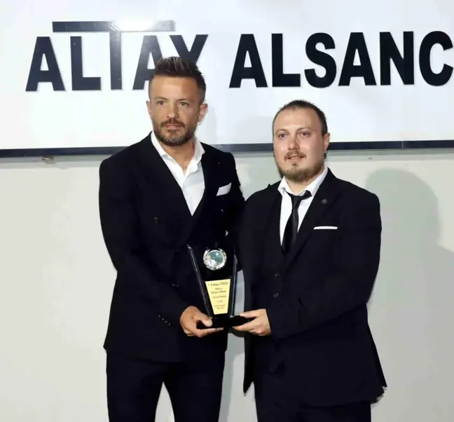 Altay'ın sol bek oyuncusu Özgür Özkaya'ya Erdoğan Tözge Hizmet Ödülü