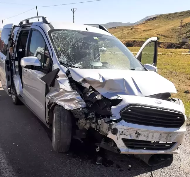 Van'da trafik kazası: 2'si ağır 11 kişi yaralandı