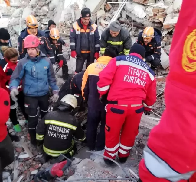 Gaziantep'ten giden kurtarma ekipleri 2 kişi enkaz altından sağ çıkardı