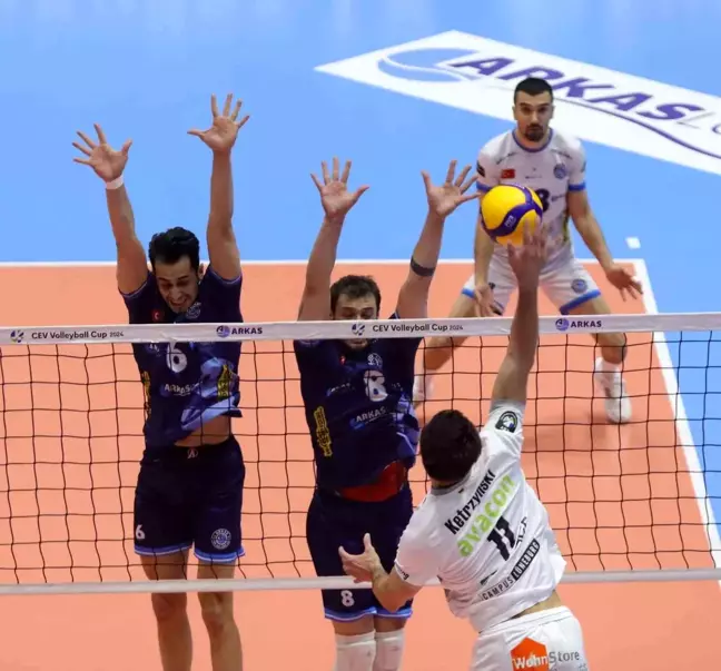 Arkas Spor, CEV Volleyball Cup 2024 Play-Off Yarı Finalinde Almanya'nın SVG Lüneburg takımını 3-0 yenerek avantaj elde etti