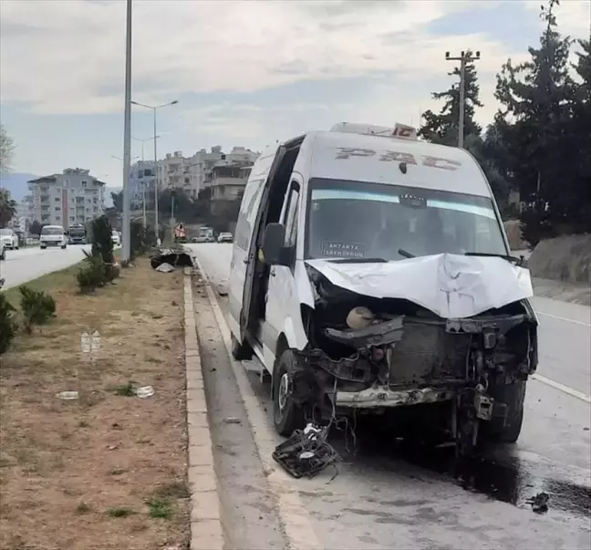 Hatay'da Minibüs Refüje Çarptı: 2 Yaralı