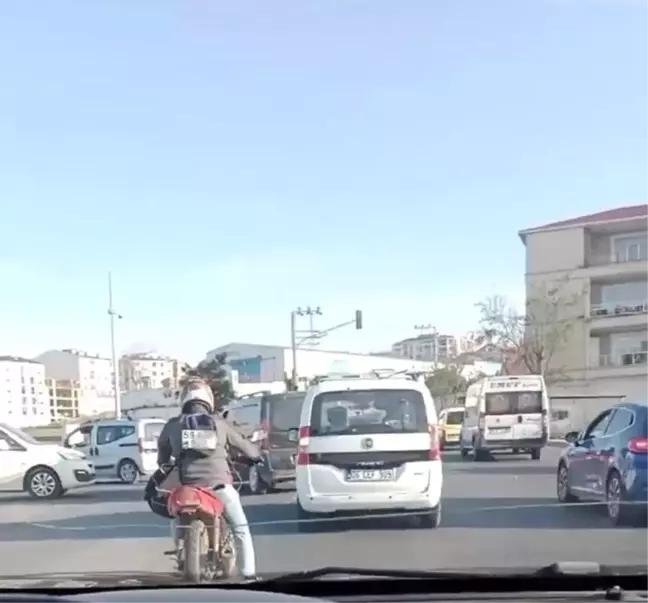 Motosikletlinin Plakasını Sırtına Takması Gülümsetti