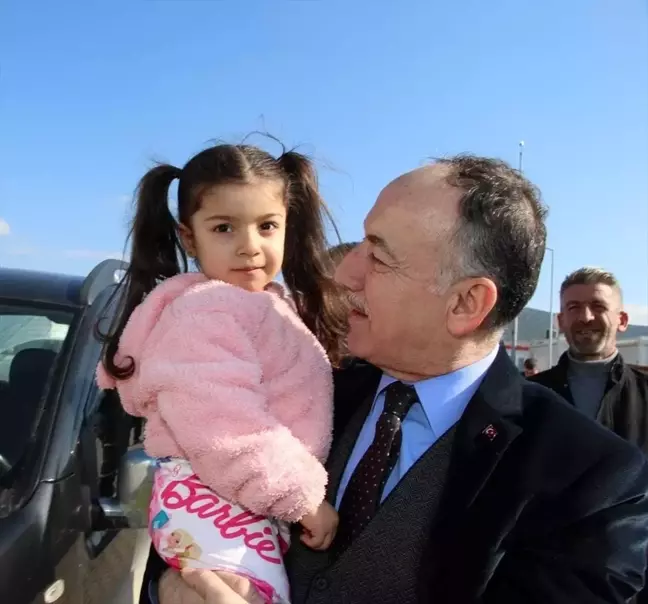 AK Parti Kırıkkale Milletvekili Mustafa Kaplan ve Kırıkkale Belediye Başkanı Mehmet Saygılı, depremzede çocukları ziyaret etti