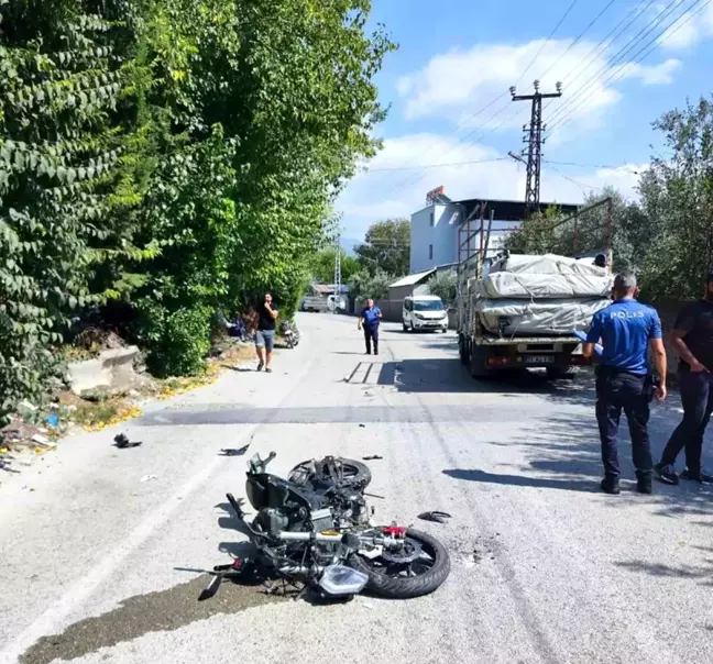 Hatay'da Motosiklet Kamyonetle Çarpıştı, Sürücü Ağır Yaralandı