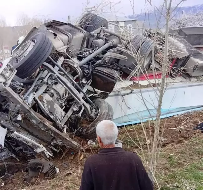 Van'da Tır Devrildi: 1 Yaralı