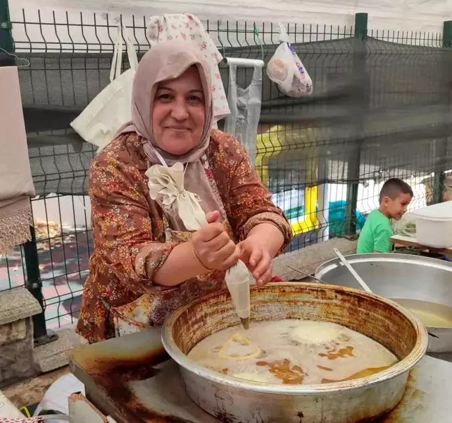 Kahramanmaraş'ta 2 çocuk annesi tatlı yaparak evini geçindiriyor