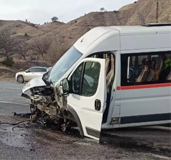 Öğrenci Servisi ile Otomobil Çarpıştı: 5 Öğrenci Yaralandı
