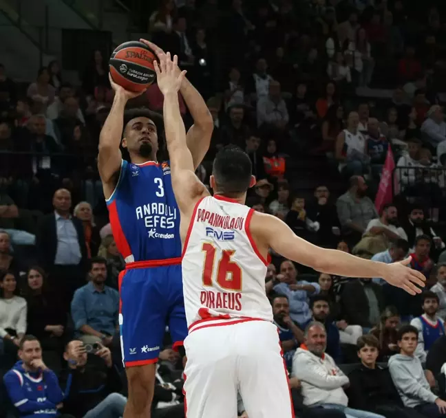 Anadolu Efes, Olympiacos'u Geçerek EuroLeague'de İkinci Galibiyetini Aldı