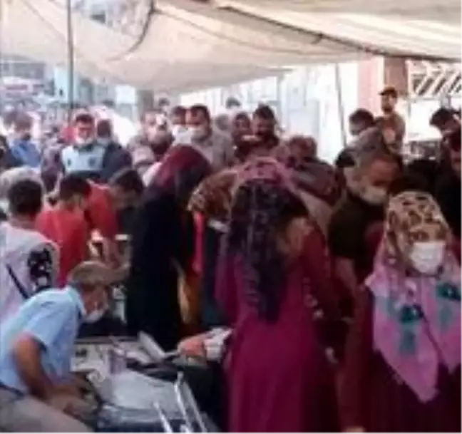 Sosyal mesafeye uymayan vatandaşlara polis müdahale etti