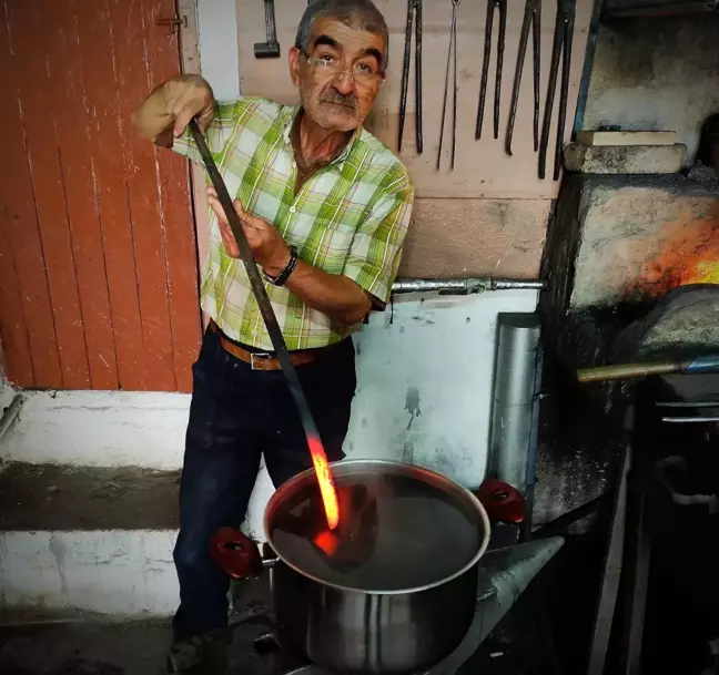 Tarifi İbn-i Sina'nın kitabında buldu! Koronadan korunmak için demir suyu içiyor