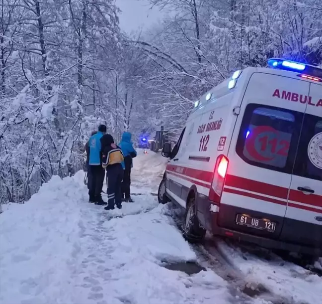 Kar nedeniyle kapanan yolda hasta sevk edildi