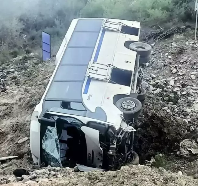 Manisa'da maden işçilerini taşıyan servis minibüsü devrildi: 6 yaralı