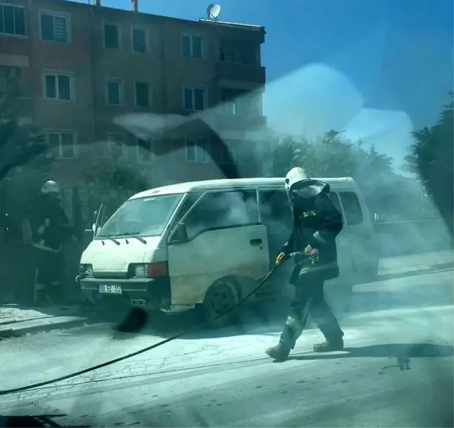 Afyonkarahisar'da Kamyonette Çıkan Yangın Kısa Süreli Paniğe Neden Oldu