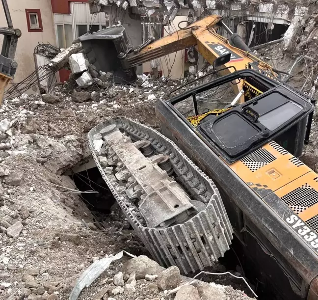 Kahramanmaraş'ta iş makinası operatörü zemindeki boşluğa düştü