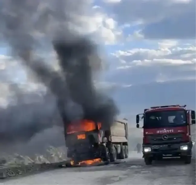 Manisa'da hafriyat kamyonu alev alev yandı