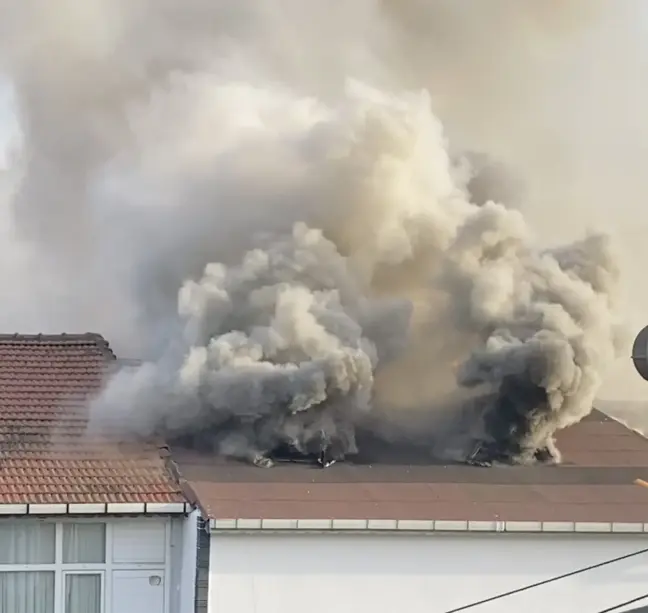 Kocaeli'de 4 Katlı Binanın Çatı Katında Yangın Çıktı