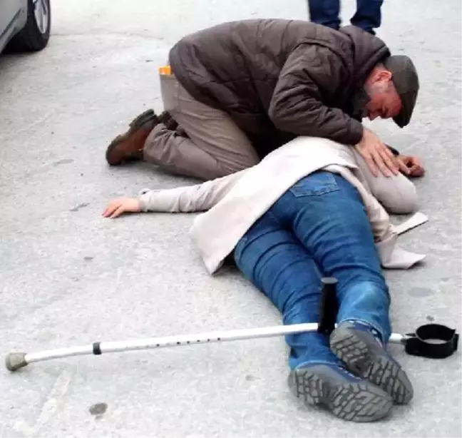 Kazada yaralanan eşini elini tutup; 'Ne olur dayan karıcığım' diye seslendi