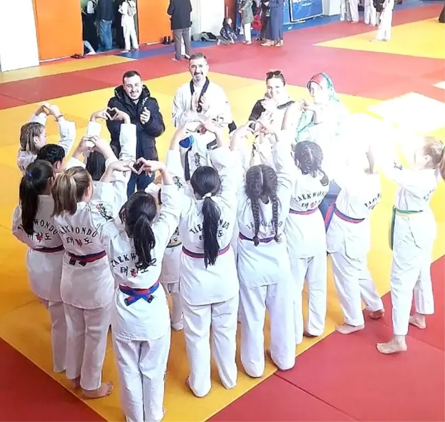Düzce'deki kızlar mavi kuşak sınavını geçti