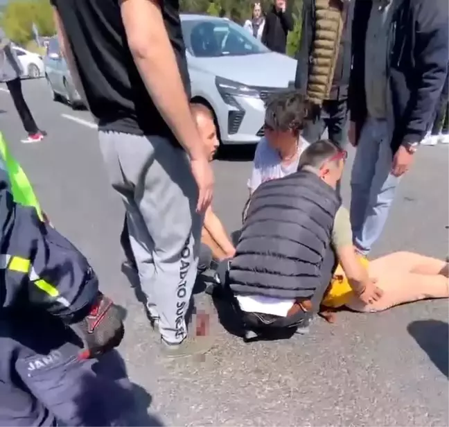 Bursa'da mezarlık ziyareti için karşıya geçmeye çalışan 2 kadına otomobil çarptı