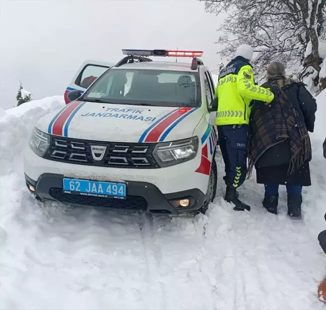 Kar nedeniyle yolu kapanan köyde sağlık müdahalesi