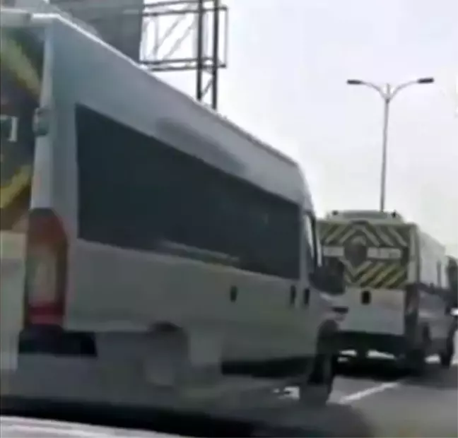 İstanbul'da Tehlikeli Sürüş Yapan İki Okul Servisi Sürücüsü Yakalandı