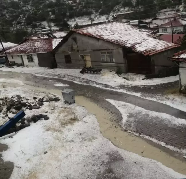 Amasya'da Yağmur ve Dolu Ev ve Mahsullere Zarar Verdi