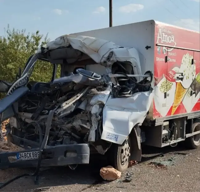 Adıyaman'da TIR'a arkadan çarpan kamyonetin sürücüsü hayatını kaybetti