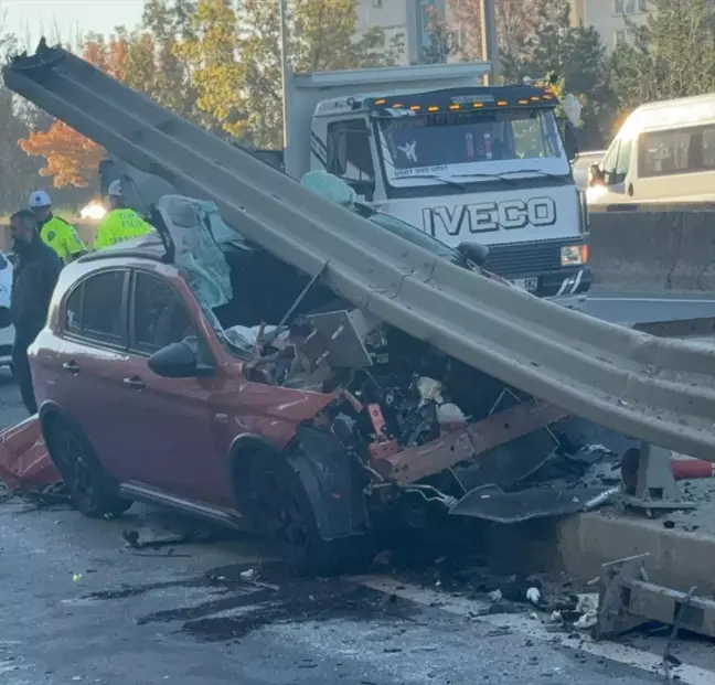 Çorlu'da Bariyere Çarpan Otomobilin Kaza Anı Güvenlik Kamerasında