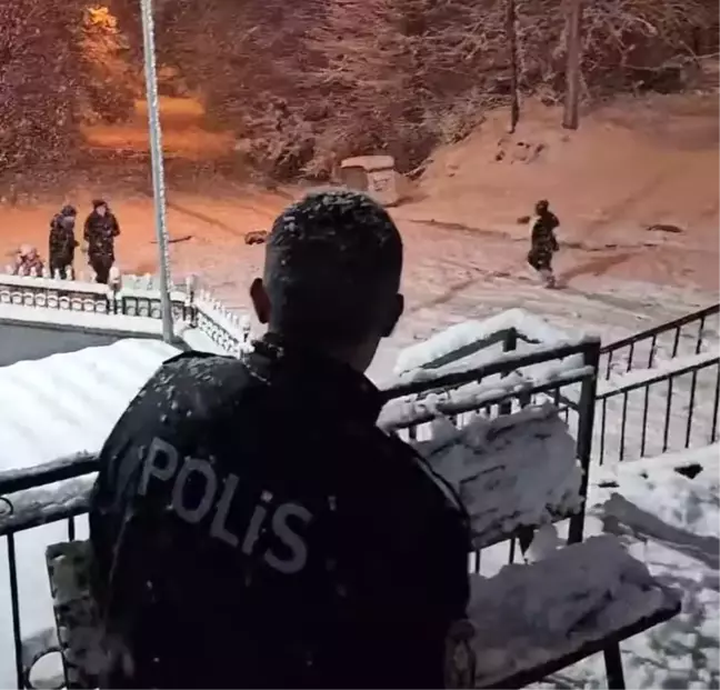 Ordu'da Kar Eğlencesi: Çocuklarla Polis, Kar Topu Oynadı