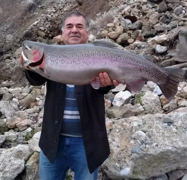 Türkiye ve Avrupa'nın en büyük alabalığı Elazığ'da olta ile yakalandı, tam 115 santim