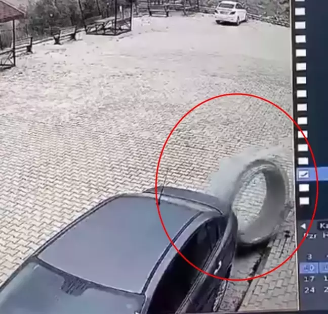 Gemlik'te Beton Boru Park Halindeki Otomobile Çarptı